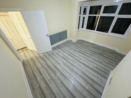 3 bedroom flat to rent - Photo 3