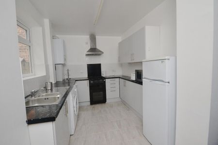 4 bedroom terraced house to rent - Photo 5