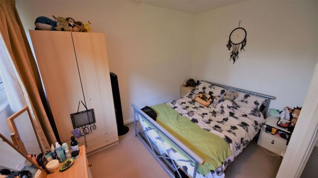 3 bedroom House in Queenswood Gardens, Leeds - Photo 1