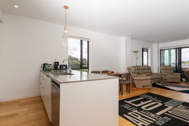 Modern 3-Bedroom Apartment with Stunning Views! - Photo 1