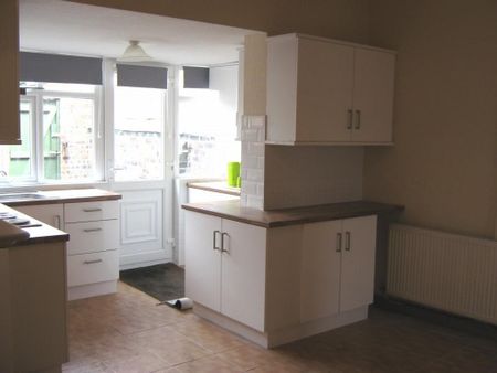 2 bedroom terraced house to rent - Photo 4