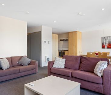 Multi-Level Penthouse Apartment with 2 underground carparks - Photo 2