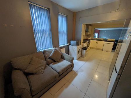 1 bedroom in a house share to rent - Photo 3