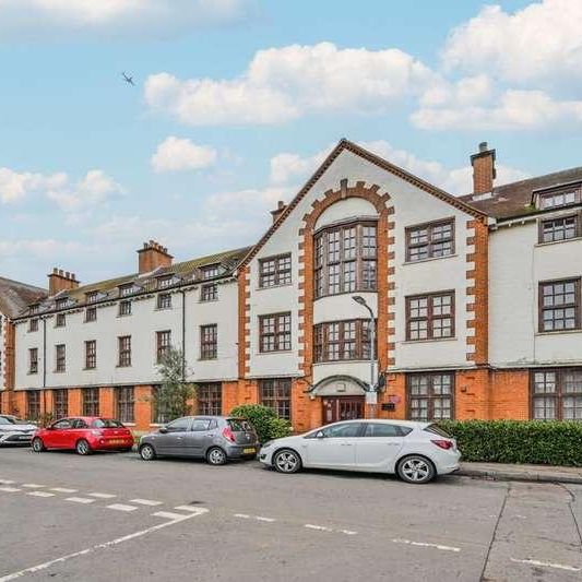 Hood Lodge, Aldersbrook, E11 - Photo 1