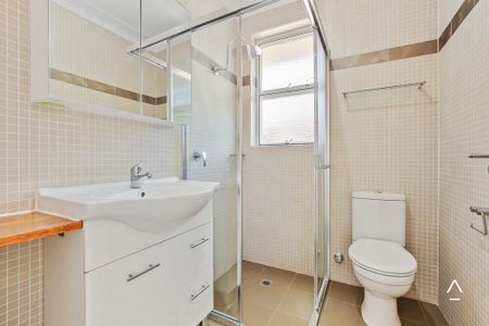 Recently Refreshed, Sun-Filled And Modern, Spacious And Quiet Two Bedroom Apartment Close To All Amenities - Photo 4