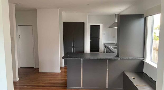 Standalone -Family Friendly - w workshop garage. - Photo 1