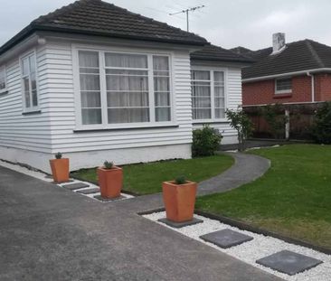 Spacious 3 bedrooms + on Gibbons st - Photo 2