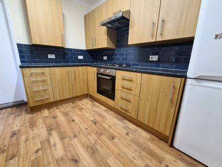 3 bedroom semi-detached house to rent - Photo 3