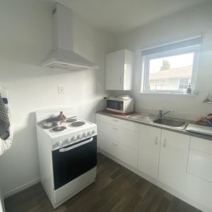 Tidy Modern Flat - Photo 2