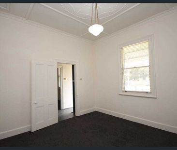 Charming Three-Bedroom Victorian Cottage - Photo 4