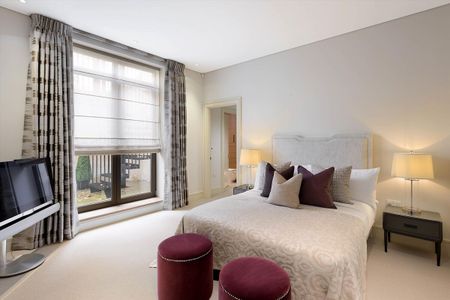An exceptional four bedroom apartment with parking for rent in Kensington W8 - Photo 5