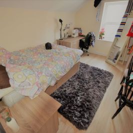 2 bedroom Flat in Otley Road, Leeds - Photo 1