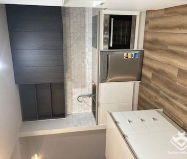 AVAILABLE SOON - LUXURY Unfurnished 2 bed 2 bath 1 basement carpark - Photo 4
