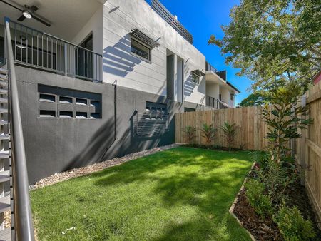 THREE BEDROOM GEM WITH COURTYARD IN A GREAT LOCATION - Photo 4