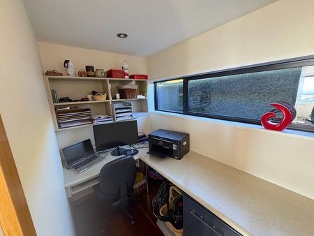 A unique and expansive home - Photo 5