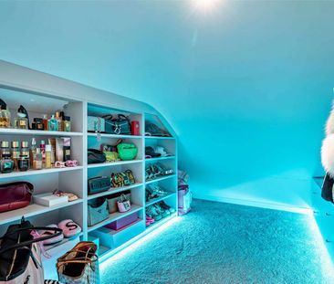 An exceptional architect designed residence set within a 0.75 acre ... - Photo 4