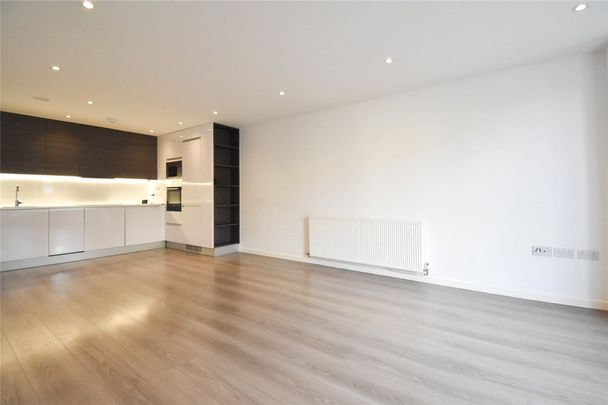 Well presented 2 bedroom apartment for rent in Cambridge at this prestigious development with daily porterage service & Gym. Local amenities close by. Walking distance to Addenbrookes Hospital, Railway Station & City centre. Allocated Parking. Unfurnished. - Photo 1
