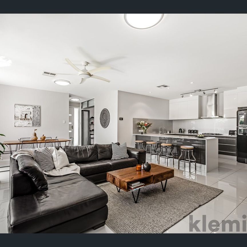 Versatile modern home with great floorplan - Photo 1