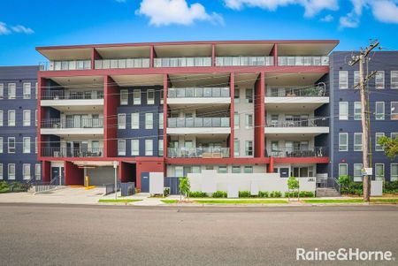 Split Level Apartment With Large Courtyard - Photo 2