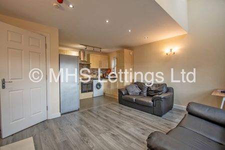 3 Bedroom Flat for rent in Broomfield Crescent - Photo 2