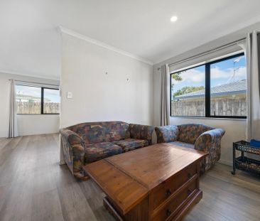 Modern, Fully-Fenced Family Home in Papakura - Available Now! - Photo 5