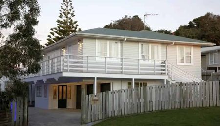 5 Bedroom Home in Paremata - Photo 4