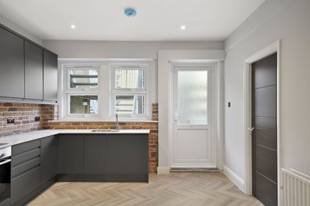 2 bed flat to rent in Richmond Hill, Bournemouth, BH2 - Photo 2