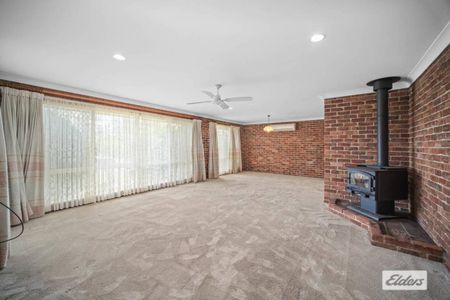 Spacious Family Home with River Views in Quiet Cul-de-Sac - Photo 2