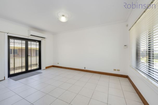 Spacious Two Bedroom Townhouse With Single Garage. - Photo 1