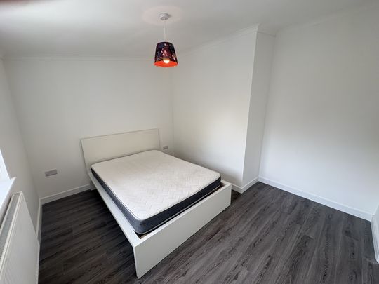 Ladyshot, Harlow - Photo 1