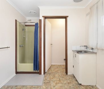 TIDY TWO BEDROOM UNIT TWO BLOCKS FROM BLAKES GROCERS - Photo 4