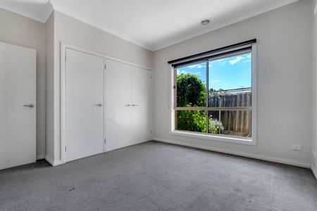 2/5 Ligar Street, Sunbury, VIC 3429 - Photo 4