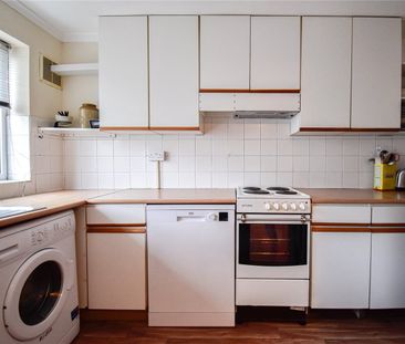 Well presented 2 bedroom mid-terraced house situated just to the no... - Photo 4