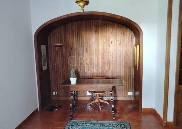 Ardeatina-Divino Amore: Quiet, charming rustic villa, big and well-curated garden, 3 beds, 1 study, 3 baths, living room, kitchen, with terraces , AC and parking space. Ref 2322