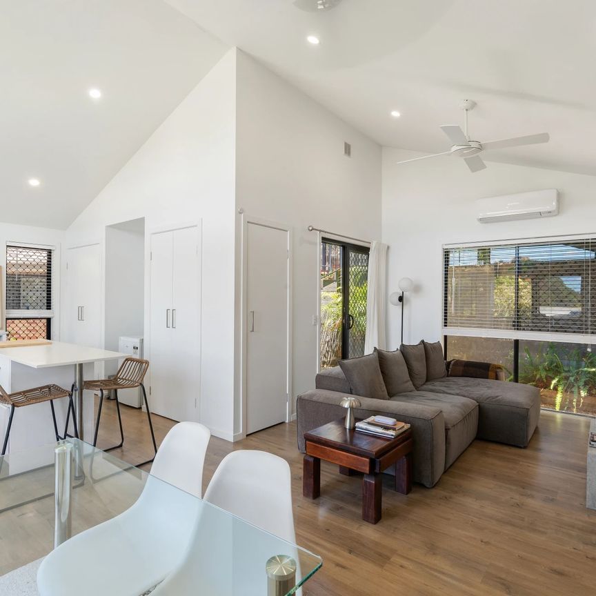 Charming Modern Two Bedroom Unit - Photo 1