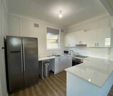 Sunny, Family Home in Prime Edgeworth Location - Photo 5