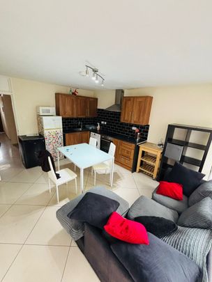 Room in a Shared Flat, Couples Allowed, SW8 - Photo 1