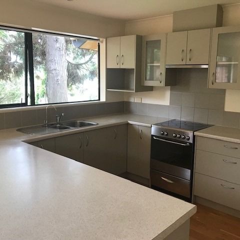 Sunny Ellerslie Home with Easy Motorway & Train Access - Photo 1