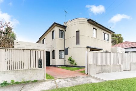 Superb Beachside Apartment - Photo 3