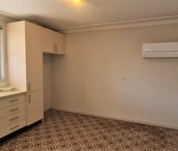 CONVENIENTLY LOCATED 4 BEDROOM HALF HOUSE - Photo 3
