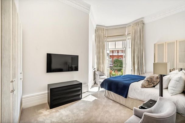 2 bedroom flat in London - Photo 1