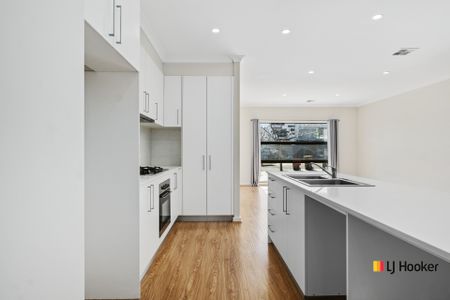 5 Bedroom Home Close to Hospital, University and Belconnen Town Centre - Photo 5