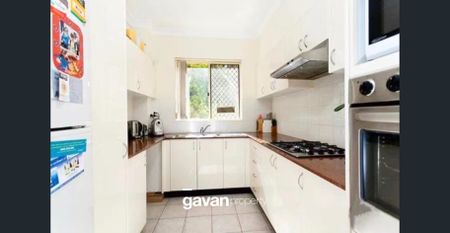 Bright, Spacious & Convenient – 3-Bedroom Apartment with Courtyard - Photo 3