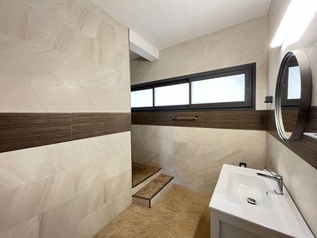 A LOUER - Saint-Denis - Appartement T5/6 spacieux de 163 m2 avec de nombreuses places de stationnement bien situé à Montgaillard - Photo 2