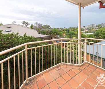 Three level townhouse with courtyard and views! - Photo 3