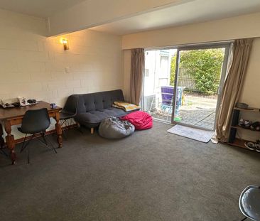 Lock & leave 2 bedroom townhouse in St Albans - Photo 2