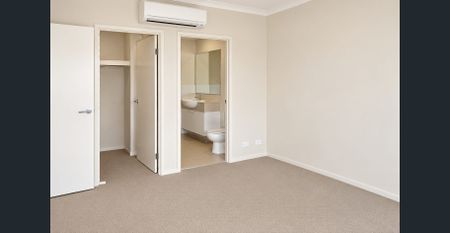 MODERN TOP-FLOOR LIVING | BOUTIQUE COMPLEX | MOMENTS FROM THE BROADWATER - Photo 4