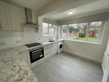 2 bedroom semi-detached bungalow to rent - Photo 4