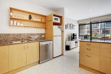 Stylish & Fully Furnished St Kilda Apartment – Just Move In! - Photo 5