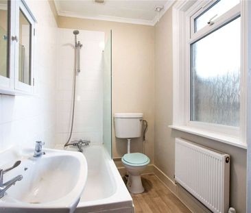 A three bedroom cottage with views of the surrounding countryside. - Photo 4